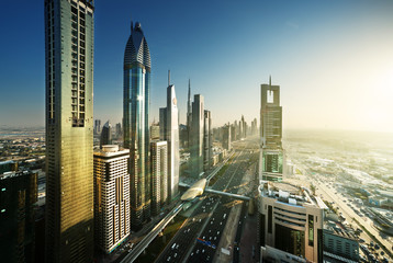 De skyline van Dubai in zonsondergangtijd, Verenigde Arabische Emiraten