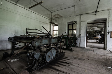 alte maschine in raum von fabrik