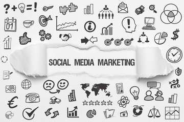 Social Media Marketing / weißes Papier mit Symbole