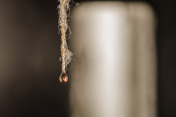 oeltropfen auf faden in fabrik
