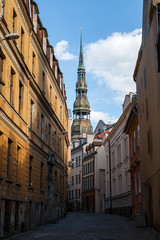 Obraz premium Narrow street up to St. Peter church. Riga, Latvia.