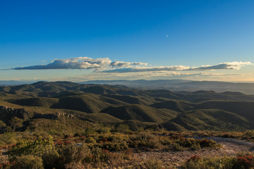 Entre las nubes y la Tierra