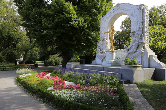Das Johann-Strauss-Denkmal im Stadtpark in Wien