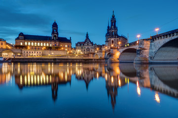Fototapeta na wymiar Downtown Dresden and the river Elbe and night