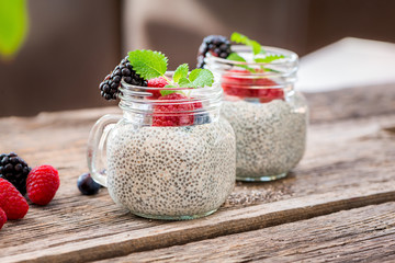 Chia Samen Pudding zubereitet mit Soja Milch (Salvia hispanica)