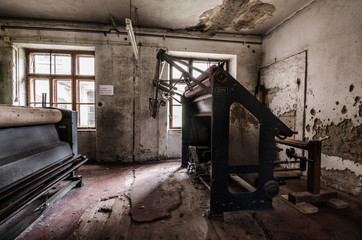 Fototapeta na wymiar maschine in verlassenen fabrik
