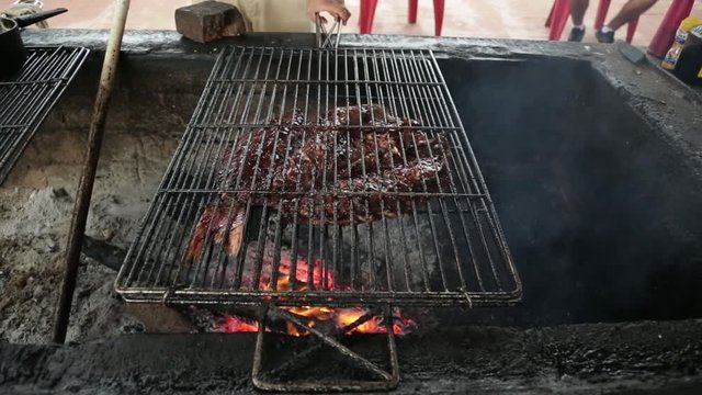 Cooking the firewood/ Cocinando a la le&ntilde;a