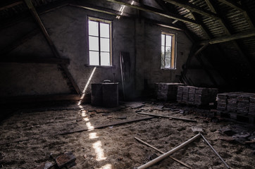 lichtstrahl von fenster auf dachboden