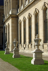 Fototapeta premium Trois vases baroques sur stèle en pierre