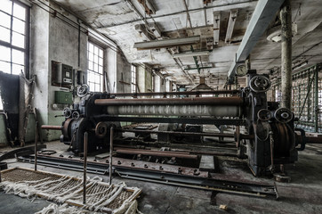 Fototapeta na wymiar webmaschine in verlassener fabrik
