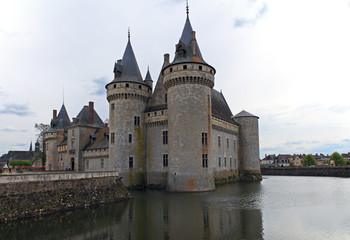 Fototapeta na wymiar Sully-sur-Loire castle, France 