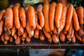 Färska morötter på marknad - 134376335