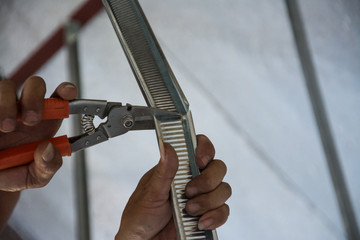Assembly ceiling structure with a nipper