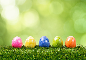 Ostereier in einer Reihe stehen auf einer Wiese