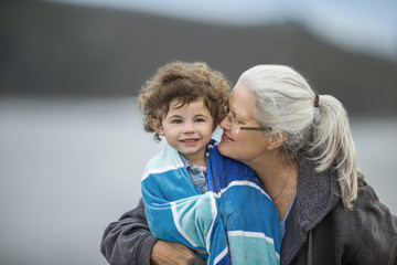 Grandmother with his granddaughter on the beach.