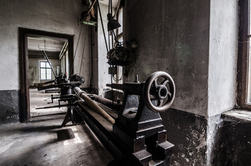 drehmaschine in einer verlassenen fabrik