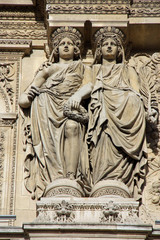 Fototapeta na wymiar Cariatides des toits du Louvre à Paris, France