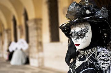 Plakat An elegant woman with carnival dress in Venice. Italy.