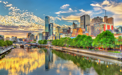 Naklejka premium Zachód słońca nad rzeką Yarra w Melbourne w Australii