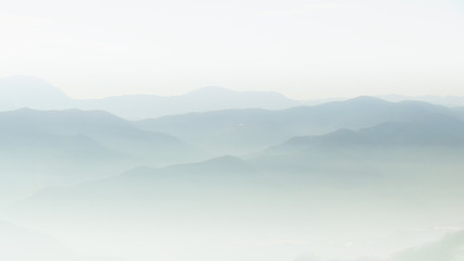 Fototapety  Warstwa górska w porannym słońcu i zimowej mgle