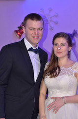 Молодожены со слегка вымазанными лицами кремом от торта.