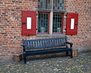 Holzbank auf einem geneigten Pflaster