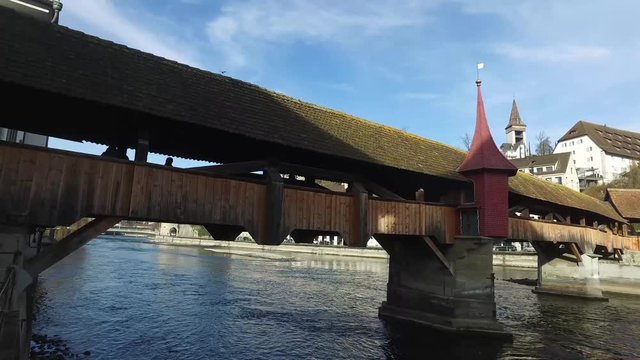 Svizzera, 08/12/2016: lo skyline della citt&agrave; medievale di Lucerna visto dal famoso Ponte dei Mulini, Spreuerbrucke, il ponte coperto in legno costruito nel XIII secolo