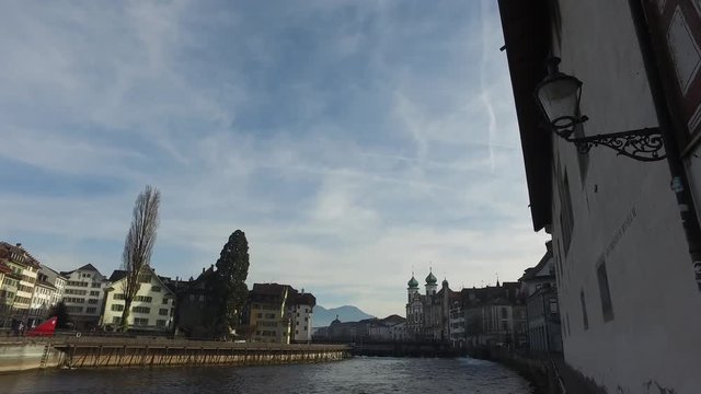 Svizzera, 08/12/2016: lo skyline della città medievale di Lucerna visto dal famoso Ponte dei Mulini, Spreuerbrucke, il ponte coperto in legno costruito nel XIII secolo