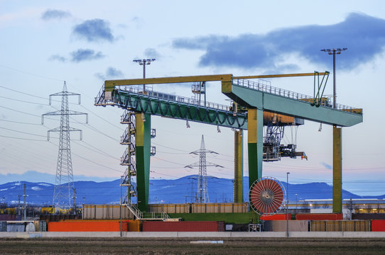 Industrieanlage Containerkran bei Gueterbahnhof