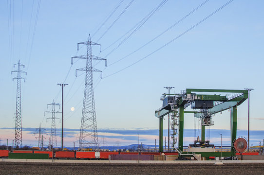 Industrieanlage Containerkran bei Gueterbahnhof