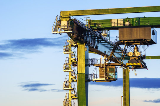 Industrieanlage Containerkran bei Gueterbahnhof