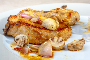 Roasted pork loin with shallot onion and mushrooms