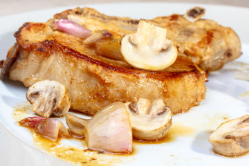 Roasted pork loin with shallot onion and mushrooms