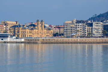 Fototapeta na wymiar Bay of San Sebastian with City Hall as background, Spain.