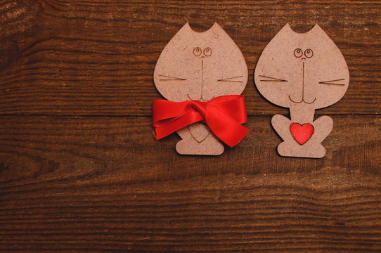 Two wooden cat with a red bow and valentine