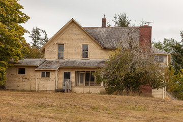 Fototapeta na wymiar abandoned farm house