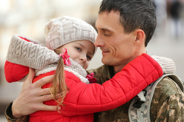 Obraz premium Soldier and his daughter together outdoors