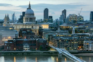 Deurstickers LONDEN, ENGELAND - JUNI 18 2016: Nachtfoto van Millennium Bridge, Thames River en St. Paul Cathedral, Londen, Groot-Brittannië © Stoyan Haytov