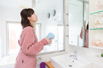 掃除をする女性　洗面所