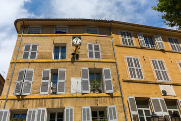 Fototapeta na wymiar facade of an old building in Aix-en-Provence