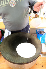 Obraz premium Fabrication de crêpes. Pancake making.