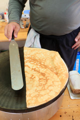 Fabrication de crêpes. Pancake making.