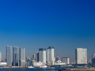 東京港と高層ビル群