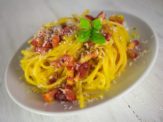Spaghetti alla carbonara - italian pasta