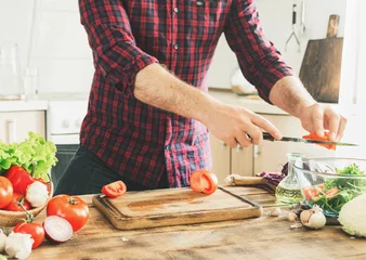 Papier Peint photo autocollant Cuisinier Homme cuisinant des aliments sains dans la cuisine à la maison