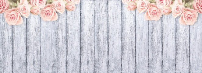 Roses on background of shabby wooden planks with place for text. - obrazy, fototapety, plakaty
