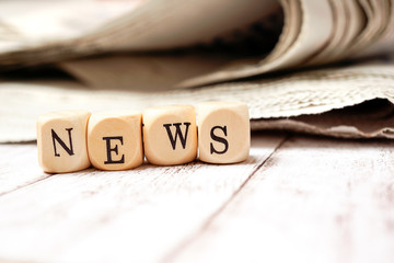 Zeitung auf einem Tisch