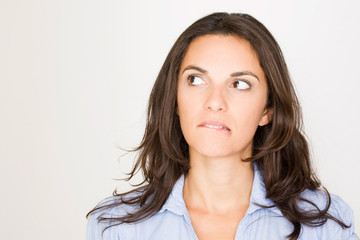 Frau schaut links leicht nach oben zur Seite