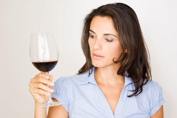 Frau probiert Rotwein