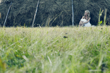 Obraz premium Beautiful sexy young near a haystack